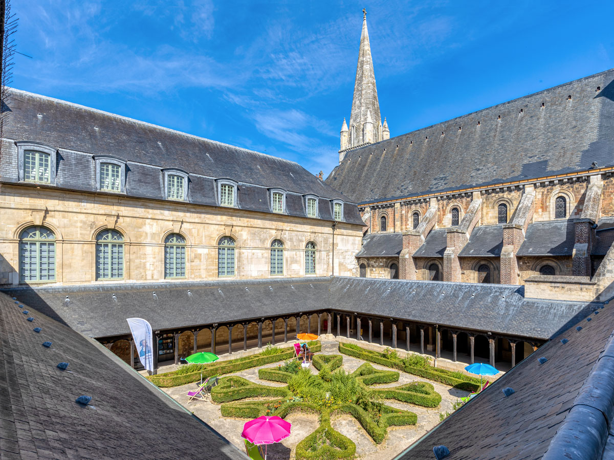 AbbayeNormandie's tweet photo. Abbaye de #Montivilliers. L’ancien « Monasterii Villare » qui a donné son nom à la ville est fondé en 684 par St Philibert abbé de Jumièges. Il fonde un monastère de soeurs bénédictines. L'abbaye est actuellement en travaux ms l'abbatiale reste ouverte Crédit📷1:Jacques Basile https://t.co/9CvUic1evC