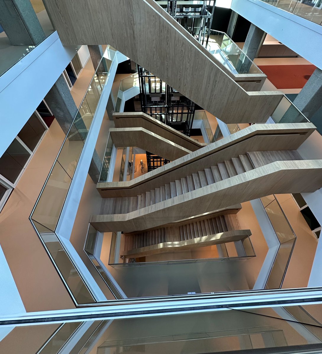 De Stadswinkel in Tilburg opgeleverd. Het gebouw  is geheel herontwikkeld. Slechts het casco bleef gehandhaafd. De gevel, de inrichting en alle installaties zijn vervangen. En op een zodanige wijze dat een forse stap is gezet op het gebied van verduurzaming en circulariteit.