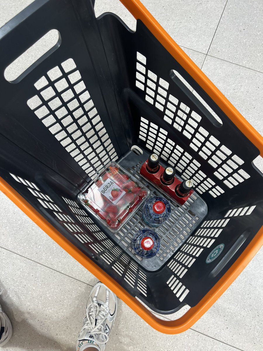 LenaIvashkevich's tweet photo. Понедельник моей мечты)) и мчу на вокзал на скоростной поезд в мадрид 🫠❤️ https://t.co/SOwpi2cJhs