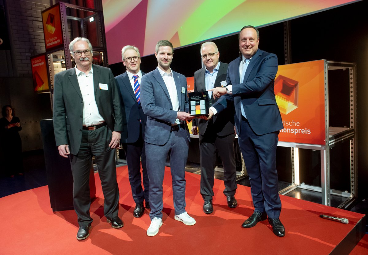 Inspiration für den #Mittelstand: #o2 Telefónica CEO Markus Haas ist Pate des Deutschen Innovationspreises der @Wirtschaftswoche in der Kategorie Mittelstand. Gratulation an die IBS GmbH für ihren Zementzusatzstoff für nachhaltigeren Straßenbau bit.ly/3H75cxj #DIP2023