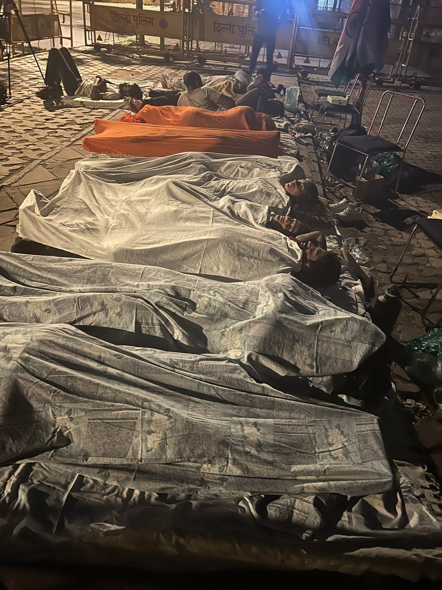 MahuaMoitraFans's tweet photo. India’s top wrestlers spent night sleeping in the open ‘on a footpath’ over the issue of sexual harassment allegations against WFI chief Brij Bhushan Sharan Singh.

Bhashan nahin Chahiye,
Action chahiye. https://t.co/Xsqd7U4VSQ