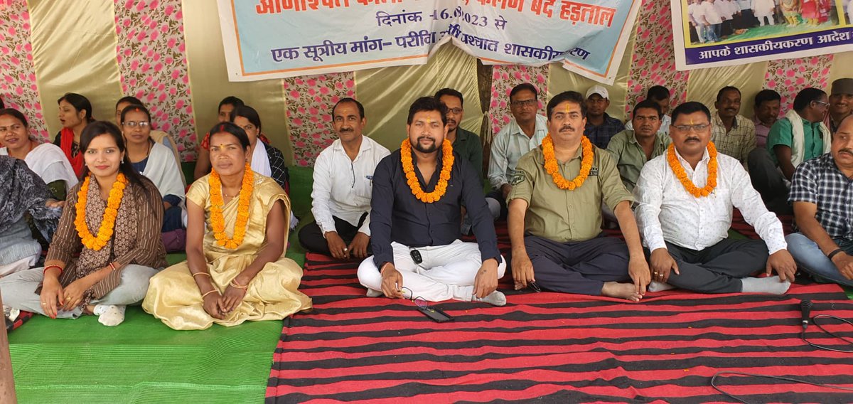 पंचायत राज दिवस में पंचायत के रीढ़ कहे जाने वाले आन्दोलन रत  क्रमिक भुख हड़ताल में रहे समस्त 10568 सचिवों को बंधाई। ये हाल छत्तीसगढ का