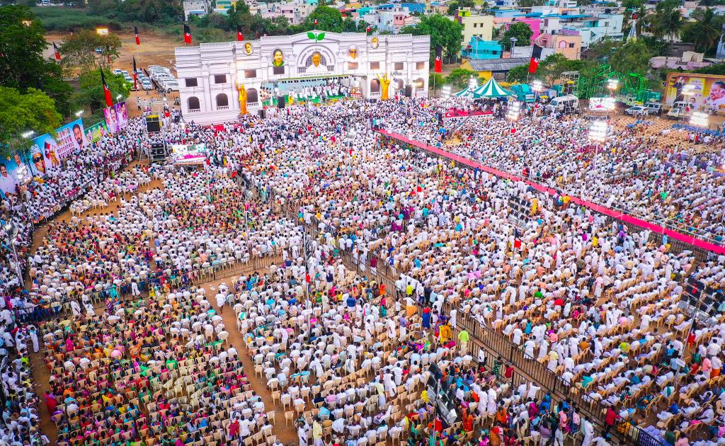 Officeofpraba's tweet photo. மக்கள் வெள்ளத்தில் கழக ஒருங்கிணைப்பாளர் ஐயா திரு ஓ பி எஸ்!! 

திருச்சி - வெற்றி மாநாடு!!
#ஓபிஎஸ்_மாநாடு #AIADMK https://t.co/H5gkji2qav