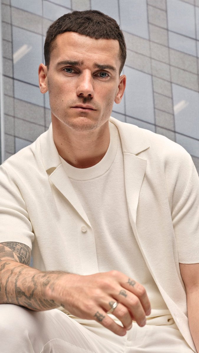 andredesousa's tweet image. Nouvelle campagne de publicité pour @AntoGriezmann avec @Mango ! 

Follow the direction to success ➡️ #MoveForward #MangoMan