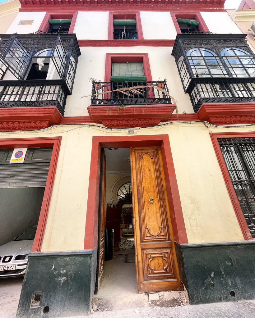 Calle Moratín #Sevilla. What do you reckon? Hotel or tourist apartments? ☹️ #azaharsevilla #toomuchisenough #turismosostenible #smarttourism