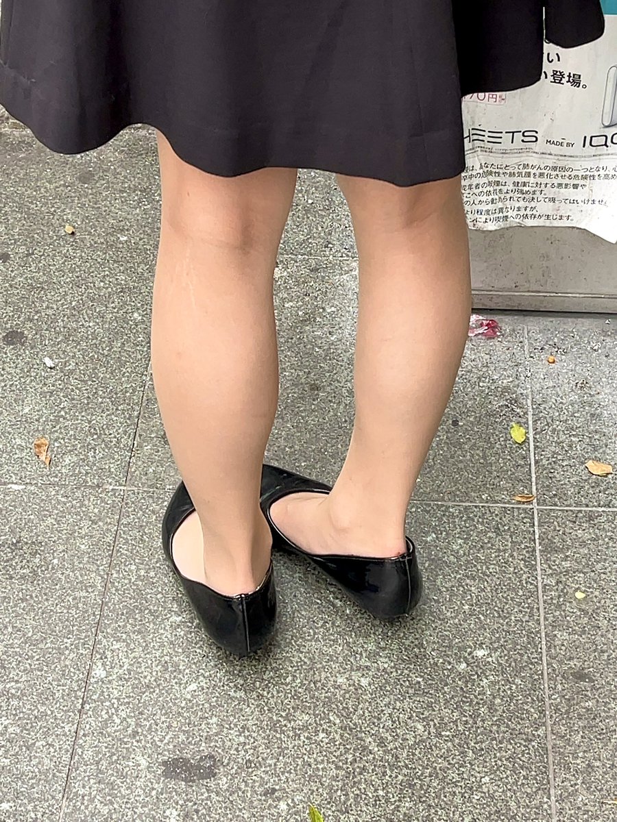 love_panst28's tweet photo. 【本日のパンスト】
お煙草を2本連続吸いしてた30代後半OLお姉さん💕

スカート短めで素敵なスト脚を眺めながらの一服は最高です🚬

#ストッキング #脚フェチ #パンスト #pantyandstocking https://t.co/IMYKAMDjSA