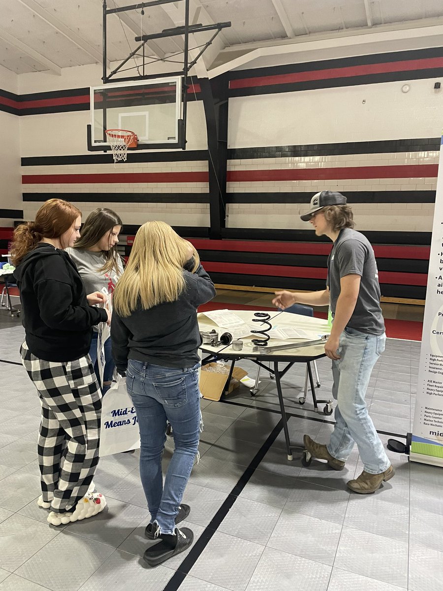 FoxfireCareers's tweet photo. Shoutout to Mrs. Janicki for setting up a wonderful career expo with @MidEastDistrict The students seemed to love it and the presenters did a great job. https://t.co/vSetBn9Jhv