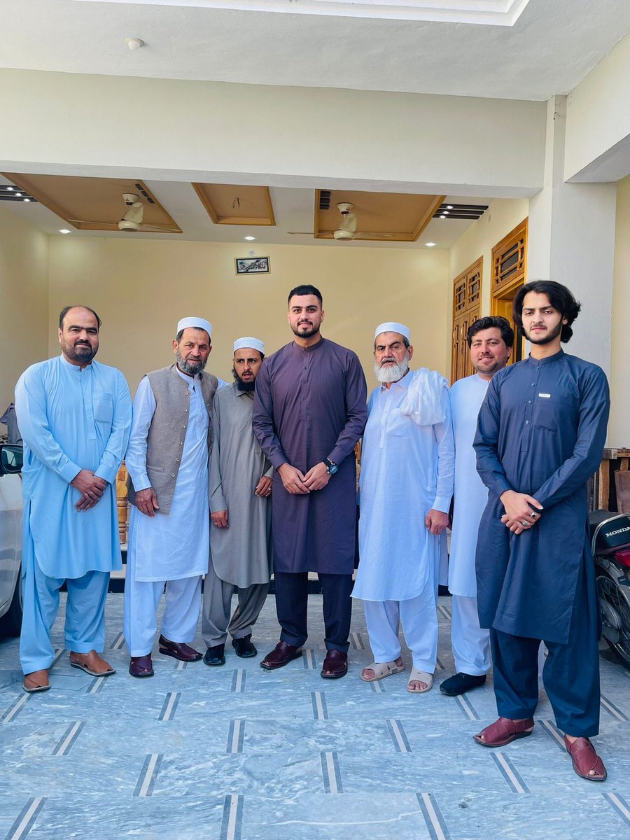 PeshawarZalmi's tweet photo. Zalmi Eid Fashion 💛🌟
Tell us 👇in the comments how did you spend #EidAlFitr2023
#Zalmi #YellowStorm #ZKingdom #ZalmiRaalal #ZalmiDeluxe #EidMubarak https://t.co/GU7YBUBk8P