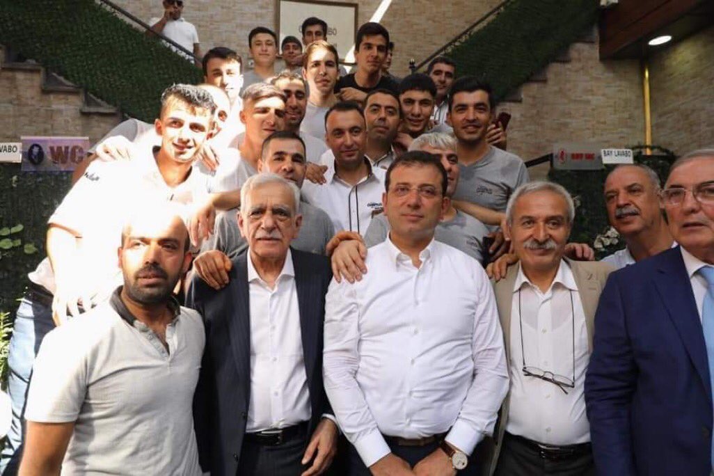 MuratDs's tweet photo. Sağdaki 2016'da PKK'ya en büyük operasyonları başlatan hükümetin başbakanı..
Soldaki seçilir seçilmez teröre destek verdiği açıkça belli olan hdpkk'lı belediye başkanlarına destek olan ve PKK'ya terör örgütü değildir diyen Pervin Buldan ile ağaç diken İstanbul'un belediye başkanı.