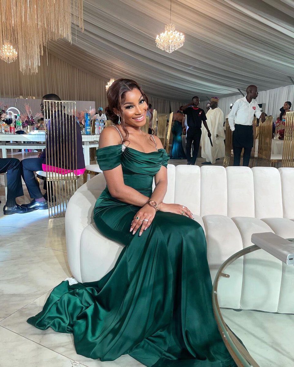 Flat17Studio's tweet photo. Trend: let your bridemaids pick/wear different top designs that suit them, while for uniformity they all stick to same bottoms.
What do you think of Romades bridesmaid 💚👡
.
#flat17studio https://t.co/EgEY04FtYP