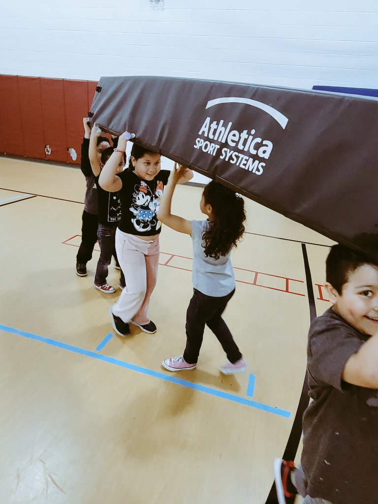 TwainPhysicalEd's tweet photo. Kindergarten and 2nd grade teaming up to clean up at the end of class. #teamwork #ccsd21 #physicaleducation https://t.co/qw9dID367x