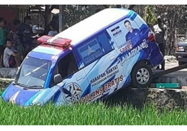 Ada mobil warna biru nyungsep