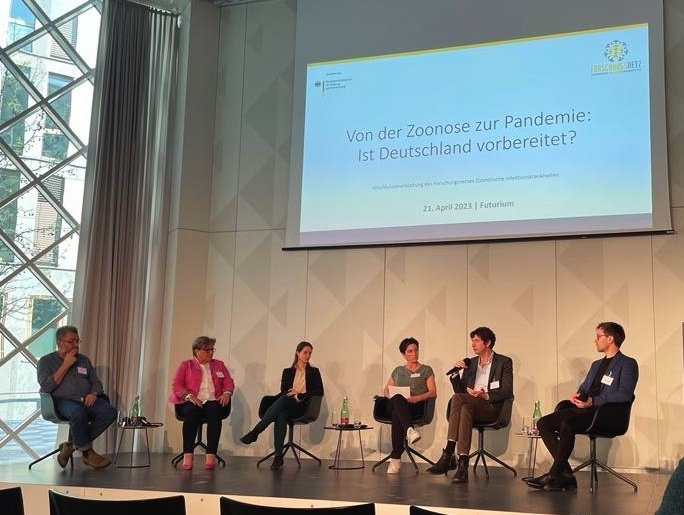 EsidaNetwork's tweet photo. In our final project year, it's all about #connection #outreach #transfer
💡 what have we learned?
🙌 how to apply our findings?
🚀 how to develop further?

Excited to share our findings soon,
🙏 for inspiring exchange within the wider community!
#LetsConnect #Digital #Health https://t.co/ilKtRi4QSD