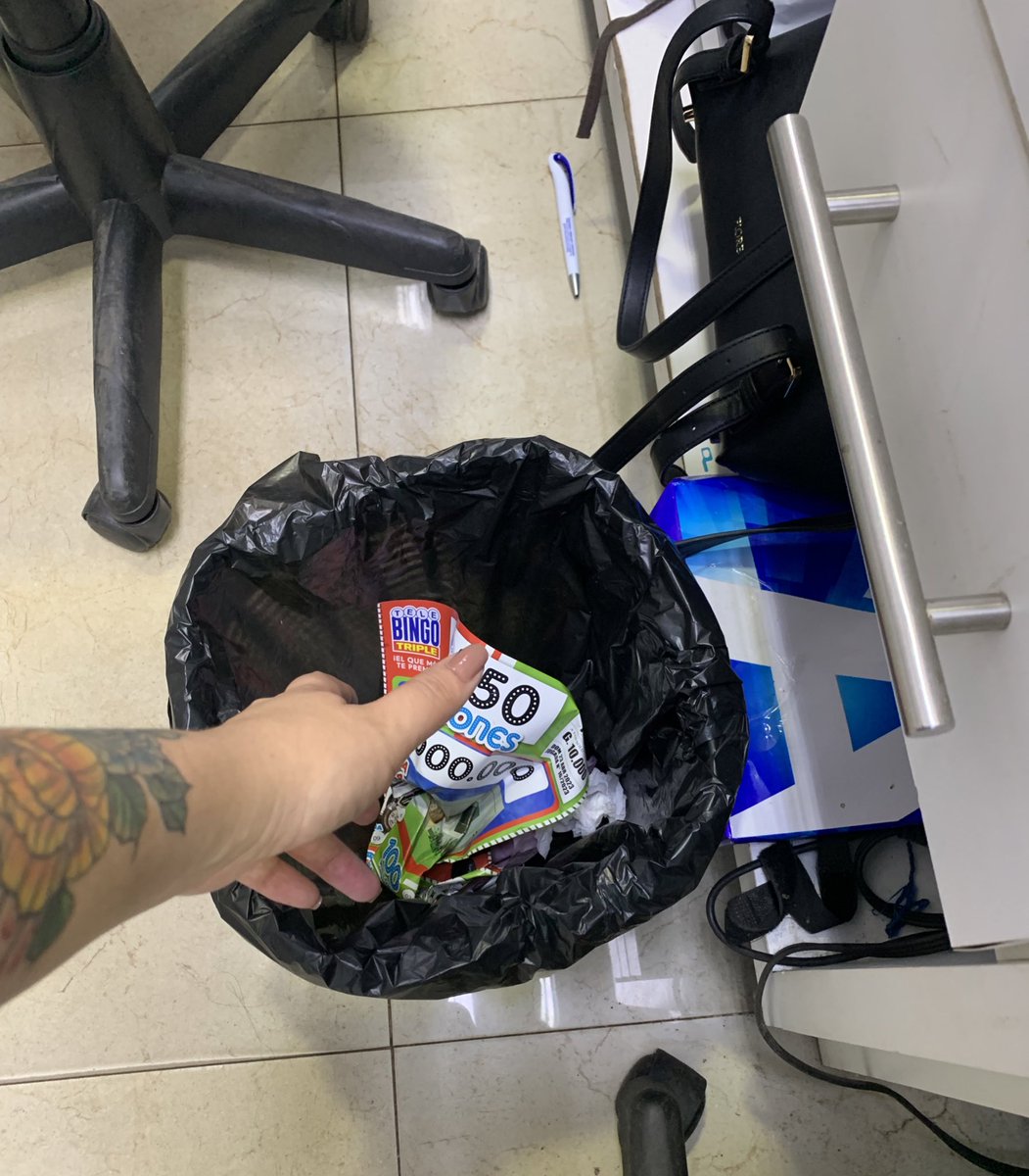 adribarraM's tweet photo. otro lunes más sin ser millonaria, sin casa ni auto https://t.co/AeRzsj8Kc9