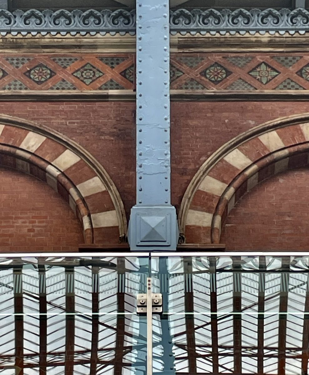 Never fails to make my heart sing. #inspiringspaces #oldmadenew #culturalheritage #architecture #existingbuildings #traditionalconstruction #stpancras #elegance #london