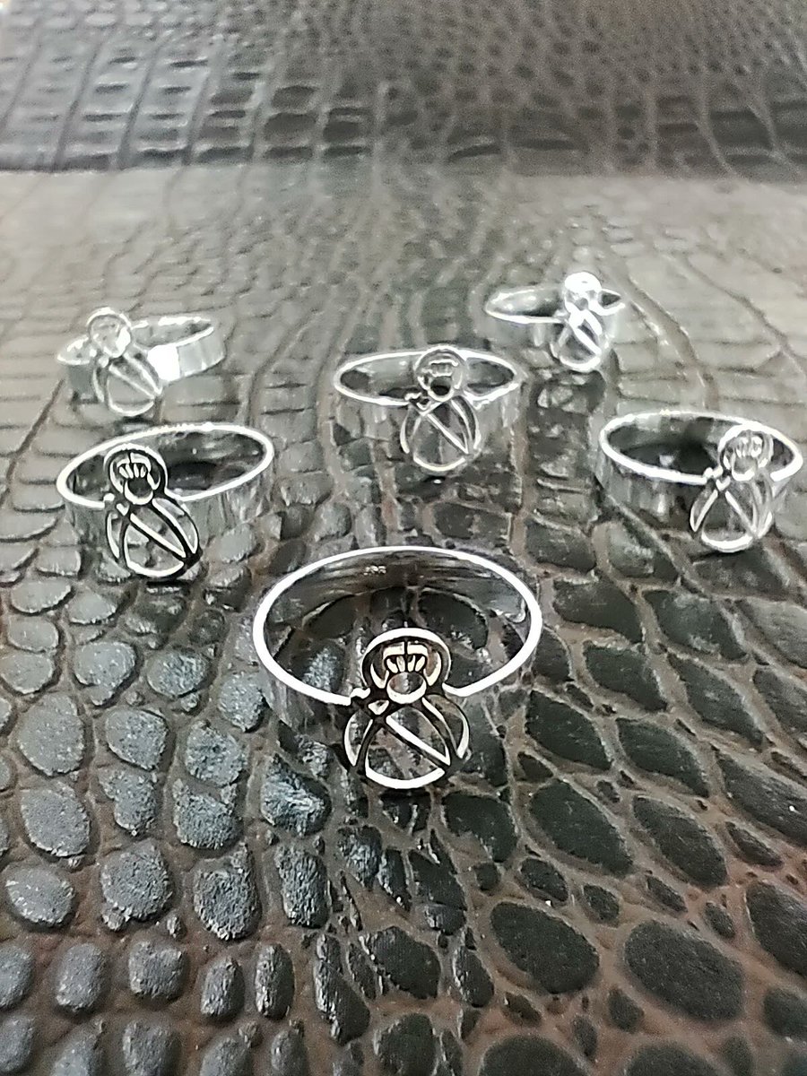 JoyasMolina's tweet photo. ¡Estos anillos plateados de la Virgen de la Cabeza 💍 agregan un brillo de diseño calado moderno 💎 a cualquier momento! 🤩
#VirgedelaCabeza #Andujar #romería #romeria2023 #sortijaVirgendelaCabeza #romeriaVirgendelaCabeza #VivalaVirgendelaCabeza https://t.co/NWHO4Yiizp