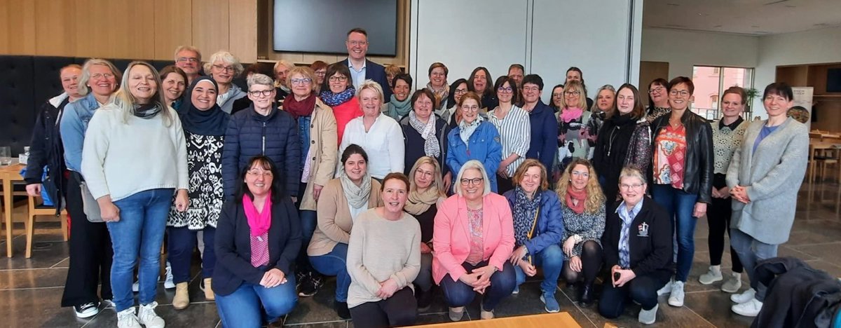 mastd_rlp's tweet photo. Die #Gemeindeschwesterplus ist ein rheinland-pfälzisches Erfolgsmodell. 60 Fachkräfte sind bereits im ganzen Land im Einsatz. Heute sind sie zum Netzwerktreffen in Mainz zusammengekommen. Minister @Alex_Schweitzer dankte den Frauen und Männern für ihr großes Engagement. https://t.co/KSlDy79Q0I