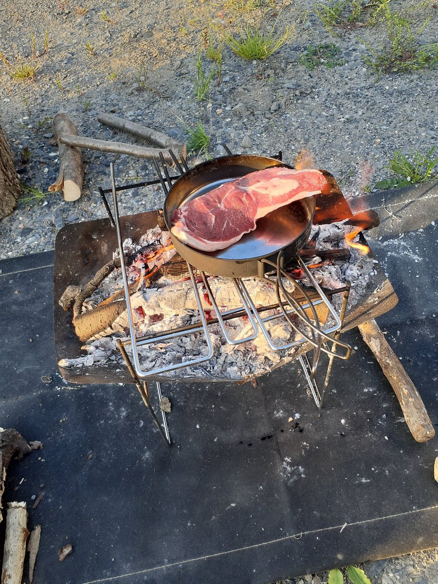 F7jBYUO5Qq1Pgrm's tweet photo. 昨日の焚き火会で初めて焚き火でクッカー炊飯した🍚
うまく炊けて美味しかった😄
ラムステーキ焼いて食べた🔥
初パチグリルで使いやすかった🎵
色々写真取り忘れた😅
#キャンプ好きな人と繋がりたい 
#焚き火　#火遊び　#パチグリル https://t.co/TuLFaXeS7w