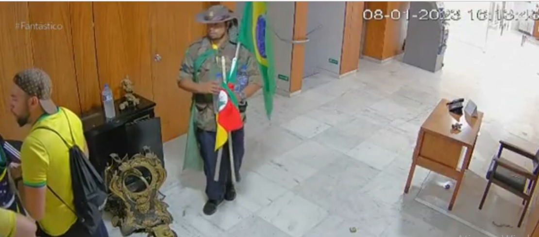 Pergunta para a CPMI fazer: O que esse "patriota" estaria fazendo com a bandeira do MST na mão, dentro do Palácio do Planalto, durante a invasão com depredação do 8 de janeiro???