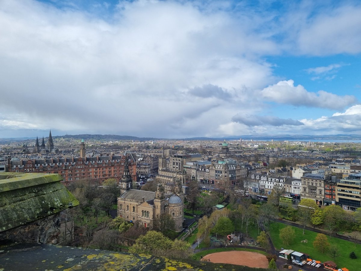 DrKate_King's tweet photo. Sometimes I love my job. Today I've got a meeting at Edinburgh Castle, so I can escape the crowds and get views like this!
#GPTraining
#ADMGP https://t.co/ONUJfOQhDz