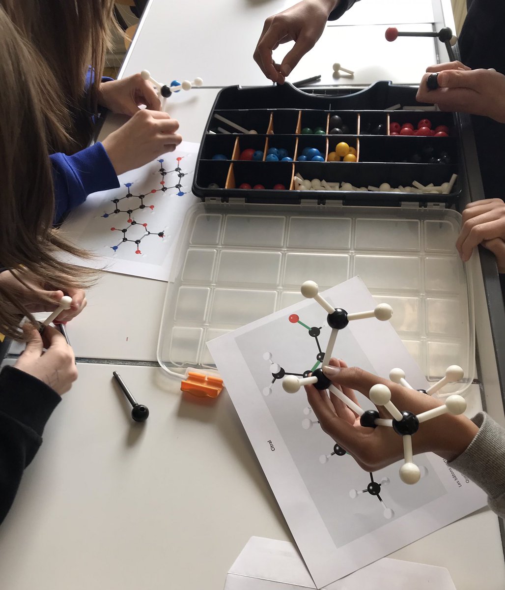 Une classe un chercheur au collège Jean Jaurès de Saint Vit avec @Chrono_env et Sarah Meyer enseignant chercheur pour comprendre l’incompatibilité d’une molécule de citral ( huile essentielle) et une molécule de tobramycine ( antibiotique) grâce à la spectroscopie Raman.
