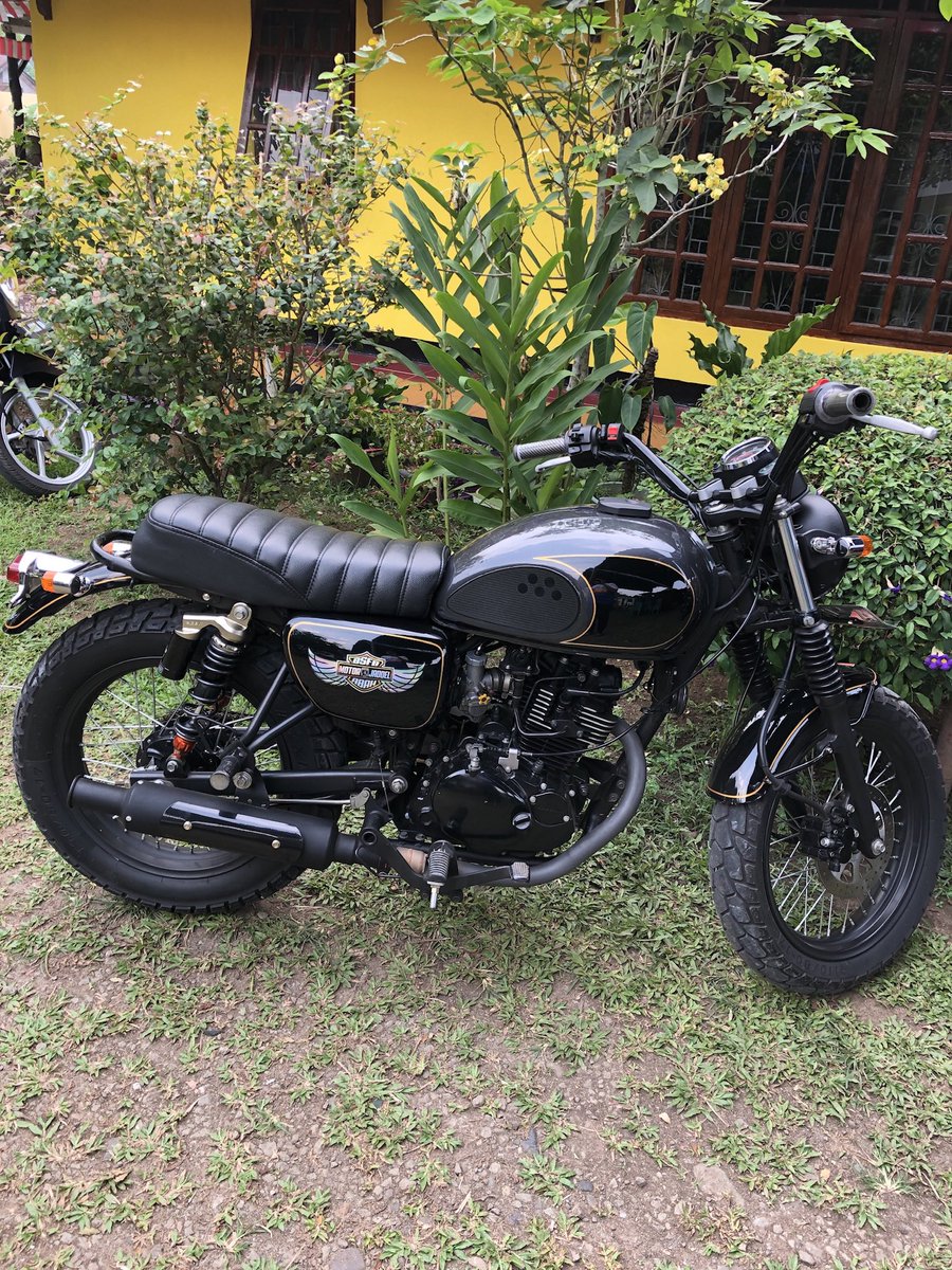 Ada serunya naik motor gini. Fokus mindahin gigi kalo macet 🥶