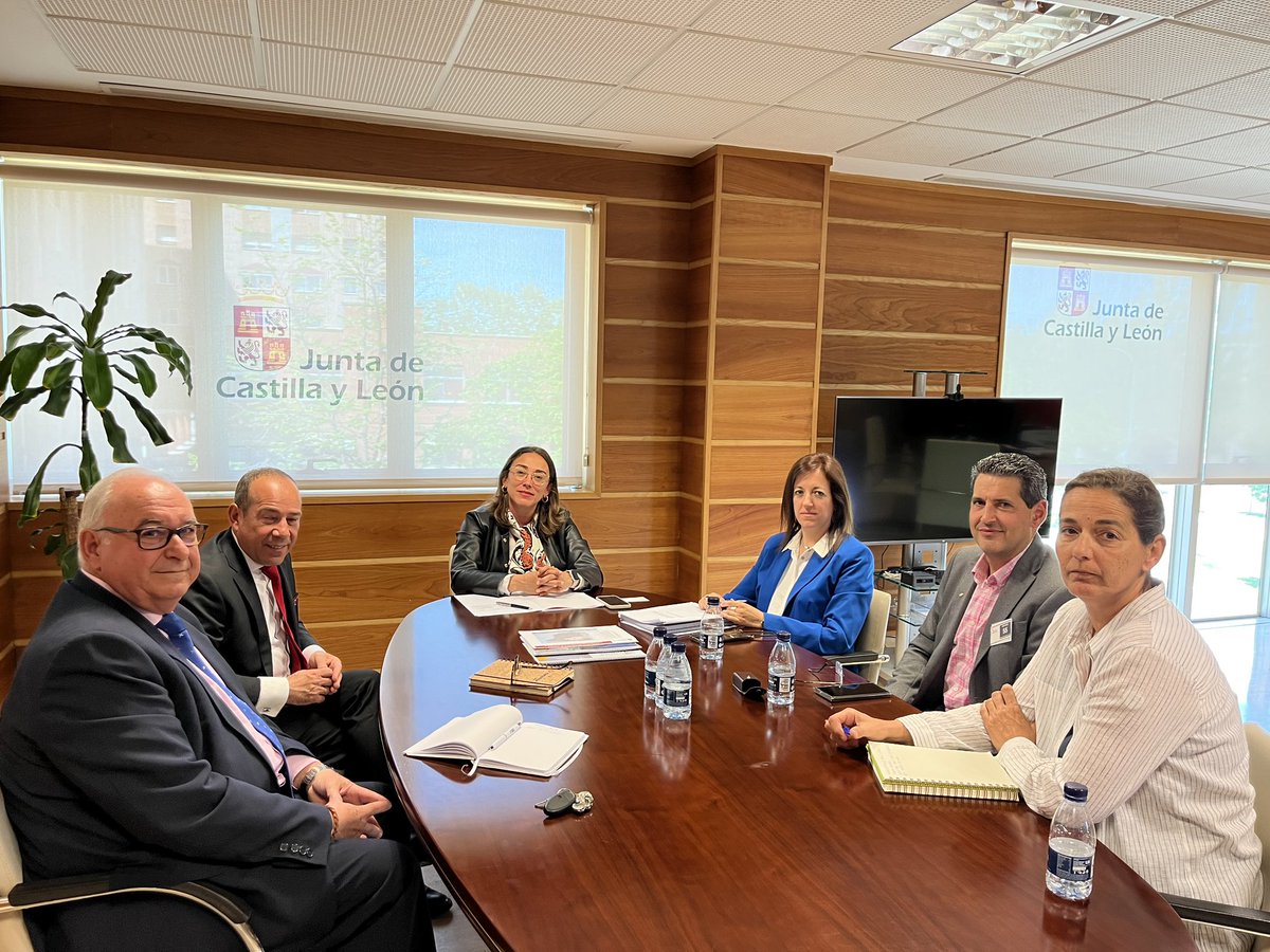 MariaGlezCorral's tweet photo. Hoy me he reunido con representantes de la Asociación #CyLOG para analizar el impacto del #CorredorAtlántico y recoger las propuestas que consideran necesarias para este proyecto. https://t.co/jXdDolIPV1