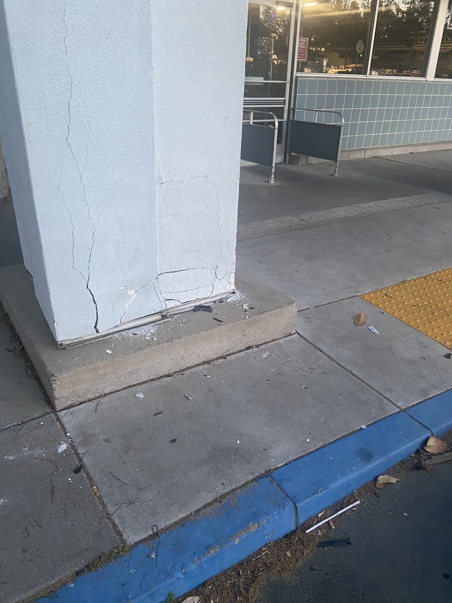 emmazz1's tweet photo. Do better @cvspharmacy   Your store Lander Ave, Turlock, Ca front is not appealing to customers.. trash, debris and even a broken column…maybe some curb appeal to welcome your customers. https://t.co/lpk3tTcxgB