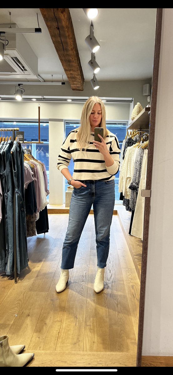 aoife_patrick's tweet photo. Stripes go with everything…Perfect transitional piece ⚓️ @WeAreMV_ @JeanneTebbutt #mintvelvet #stripes #OOTD #mvstyle https://t.co/g39gItnNL4
