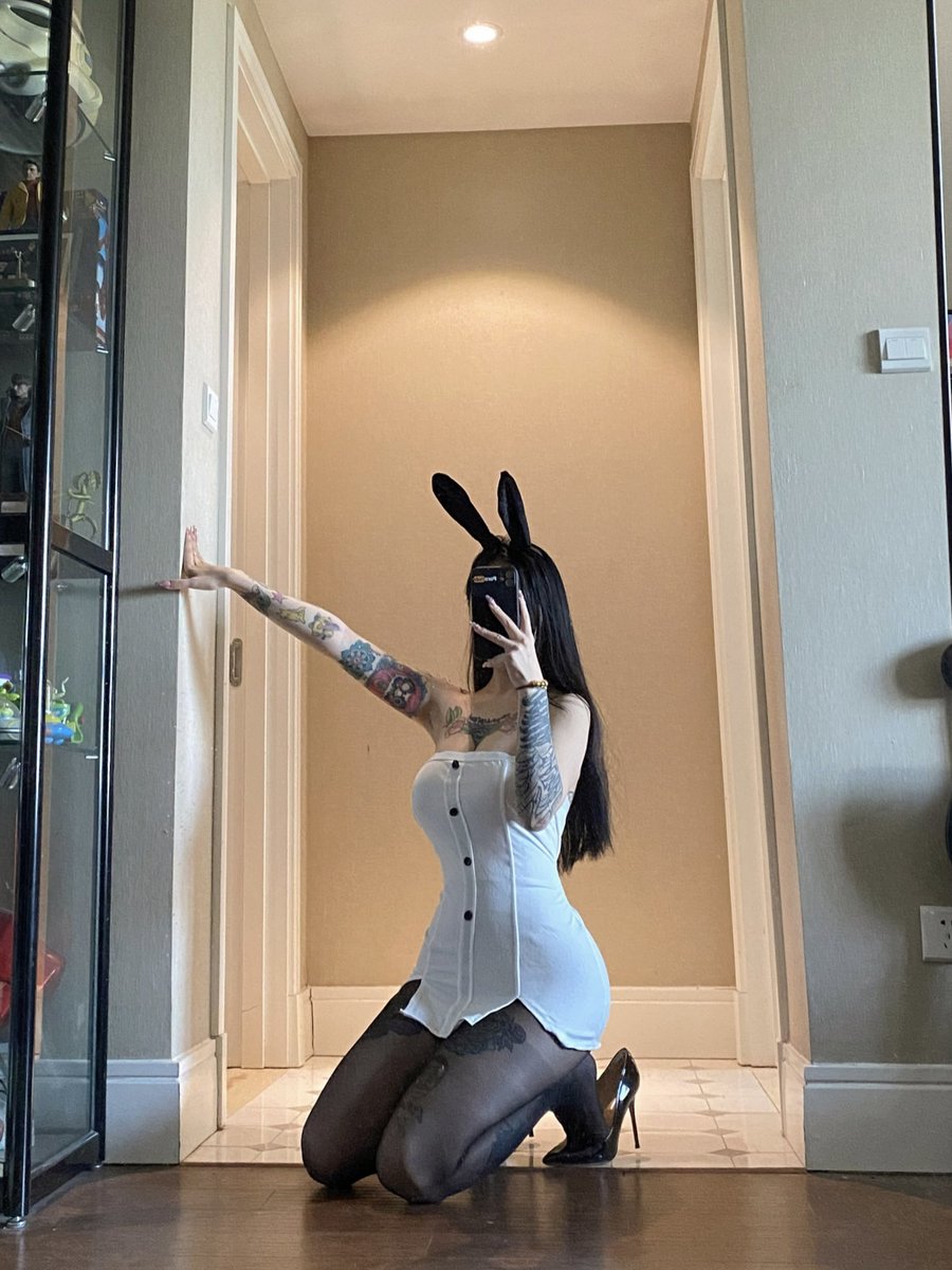 有人想养兔子吗？
🧦：涞觅
#丝袜 https://t.co/39MunNtOn2