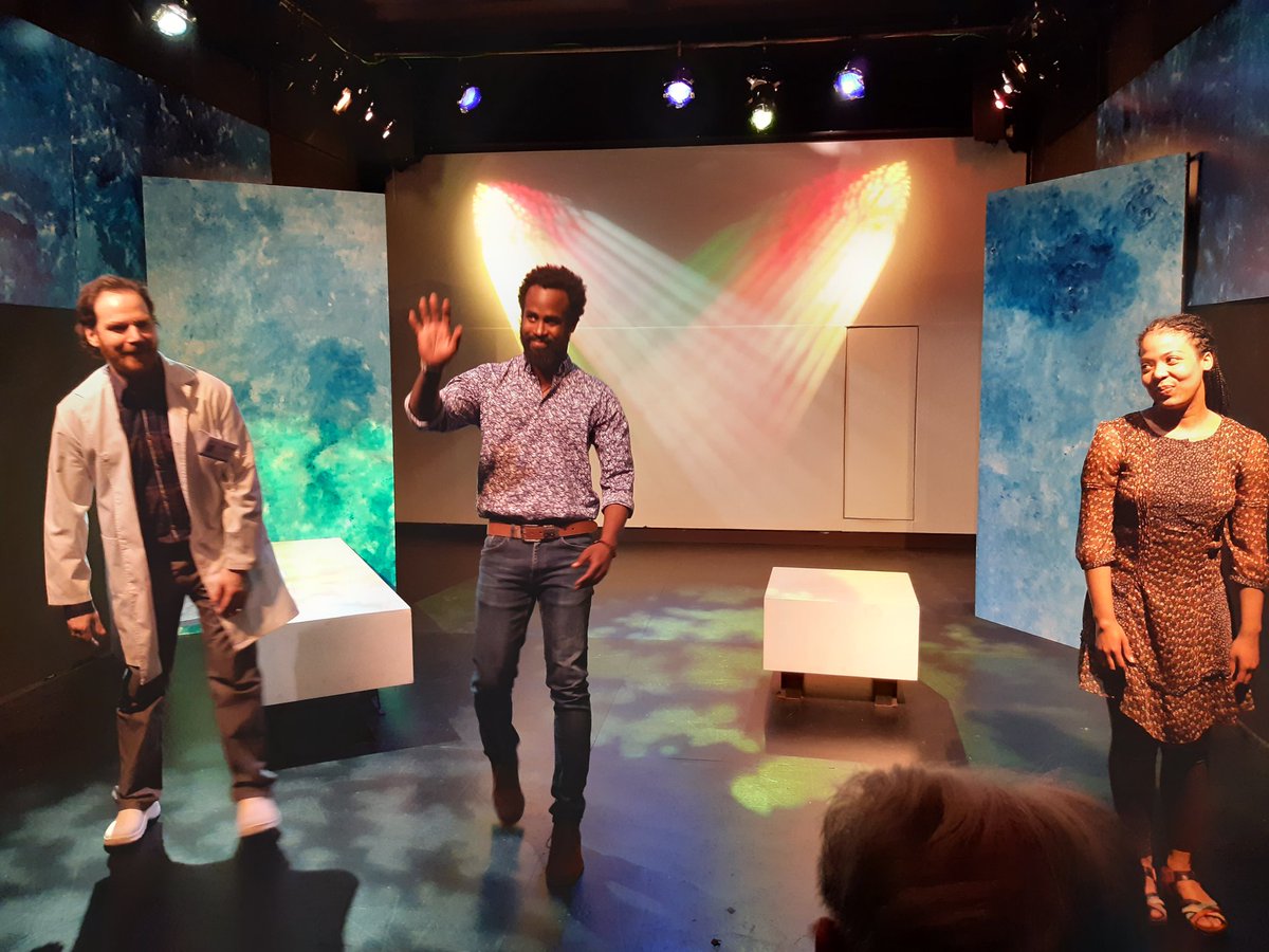 ''Abans venien a buscar-nos. Ara hi anem nosaltres''.
#SoniaJerez i <a href="/HerreraMccarthy/">Malcolm McCarthy Herrera</a> encarnen la parella, amb tots els matisos del patiment i la recuperació. <a href="/esVictorVidal/">Víctor Vidal</a> és un psiquiatre que esdevé amic.
Tres interpretacions de nota.

📅 Al <a href="/teatregaudi/">Teatre Gaudí</a> fins el 21 de maig.