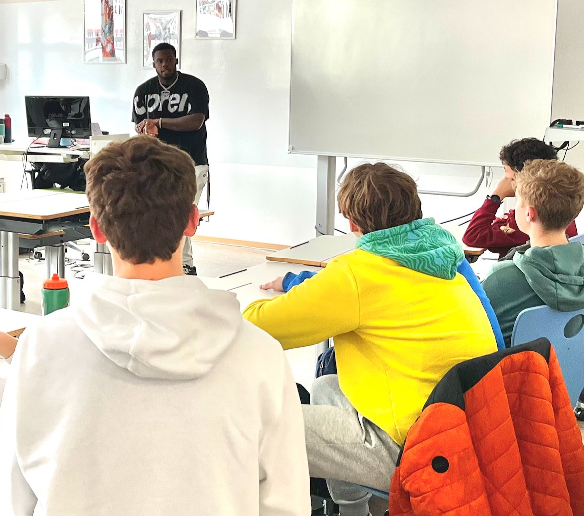 Huge thank you to #NFL @steelers @pharvin27 for stopping by @FIS_School today to talk to our student-athletes about life as a professional athlete. Inspiring words!