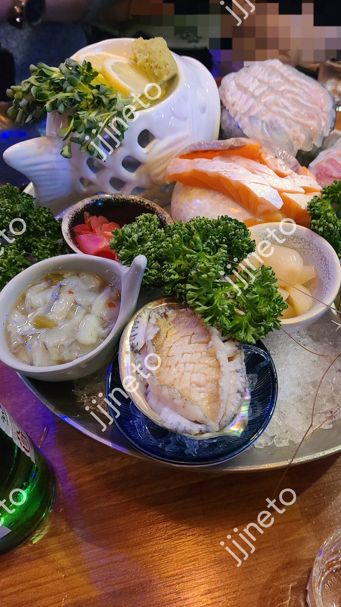 그녀와 단둘이 회를 먹었다.

술을 마셨다.

그녀가 자꾸 쳐다본다.

눈빛이 예사롭지않다.

아...

그녀가 계산을 했다...

'싸늘하다.
가슴에 비수가 날아와 꽂힌다.'

and. . . . .