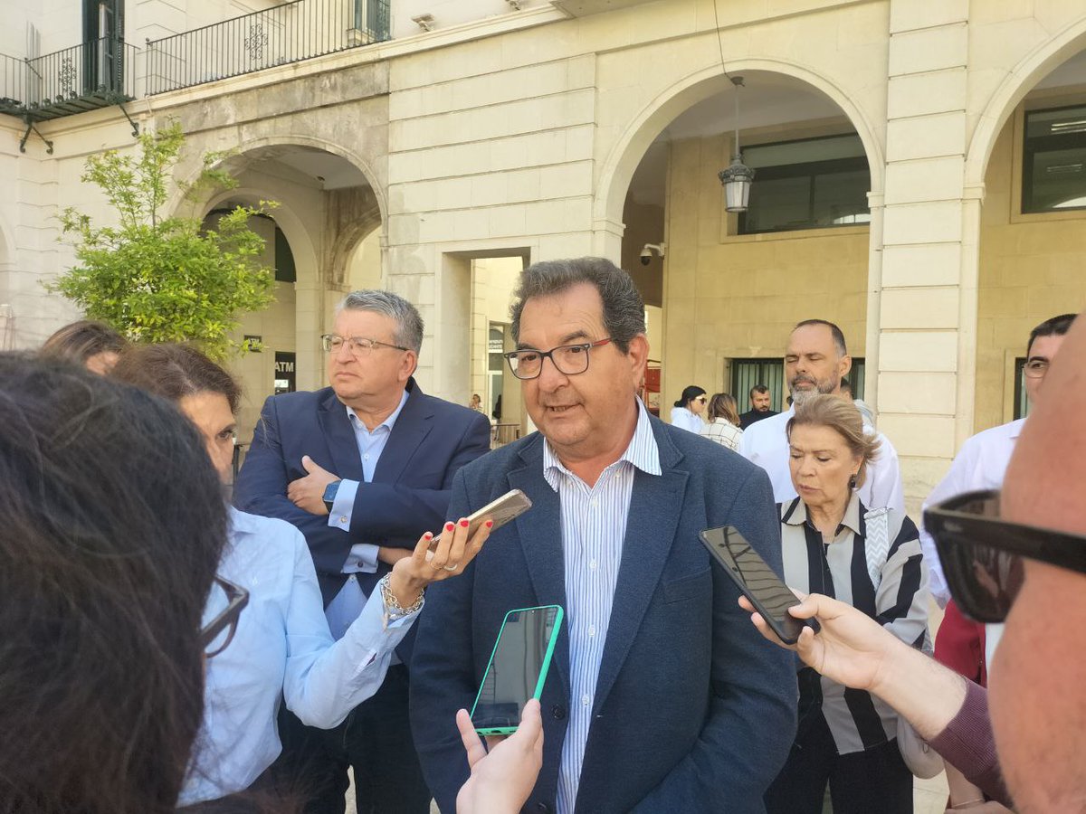 CsCValenciana's tweet photo. 🍊🔝 CS presenta una candidatura de Alicante muy comprometida con la provincia, encabezada por José Miguel Saval y @fernandollopis 

🛡️ Defenderemos a capa y espada a #Alicante, una provincia muy dañada e ignorada por el Gobierno central.

#PorLosAlicantinos #PorLosTuyos https://t.co/n9q84CstPs