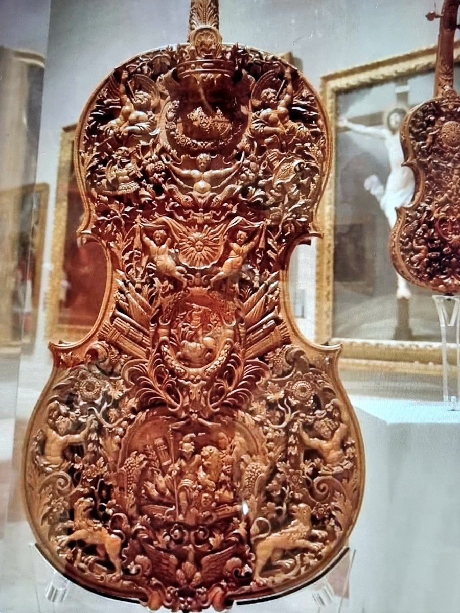 #cello made in 1691 by #domenicogalli (1649 - 1697), carver, decorator, calligrapher and musician, together with an anonyous luthier. The work itself is a testimony of the eclectic and omnivorous Baroque culture that distinguished Europe in the 17th century 🎻🇮🇹
#galleriaestense