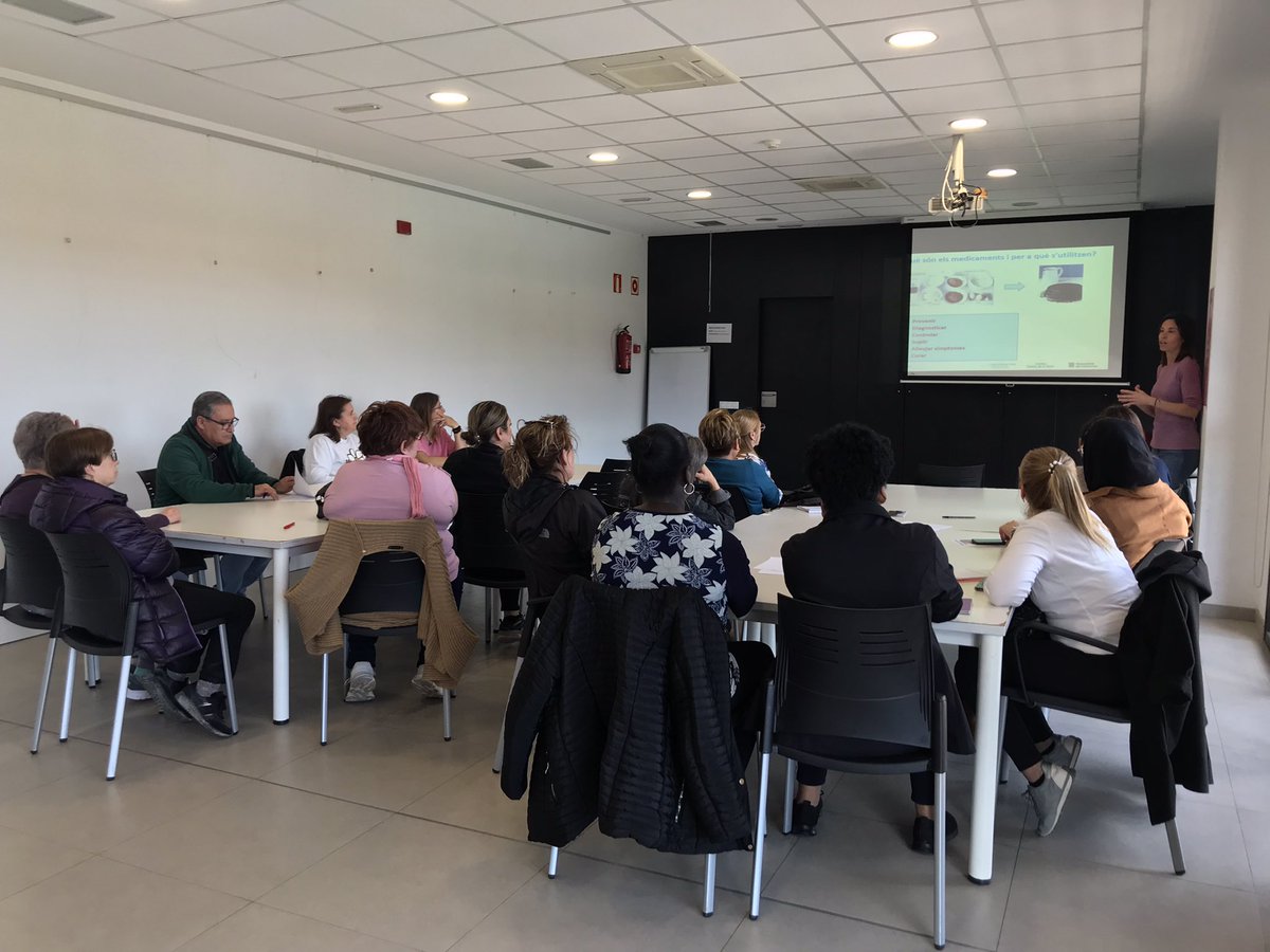 4a sessió de l’ #escoladecuidar de l’EAP #Cardona i <a href="/ajtcardona/">Ajuntament de Cardona</a>. La Farmacèutica  -FAP-  <a href="/MartaMassanes/">marta massanes</a> ens ha parlat de medicaments: la farmaciola de cuidar  <a href="/elena_laste/">Elena Laste Cazorla</a>  #TSSanitari <a href="/icscatcentral/">ICS Catalunya Central</a> <a href="/icscat/">ICS. Generalitat</a>