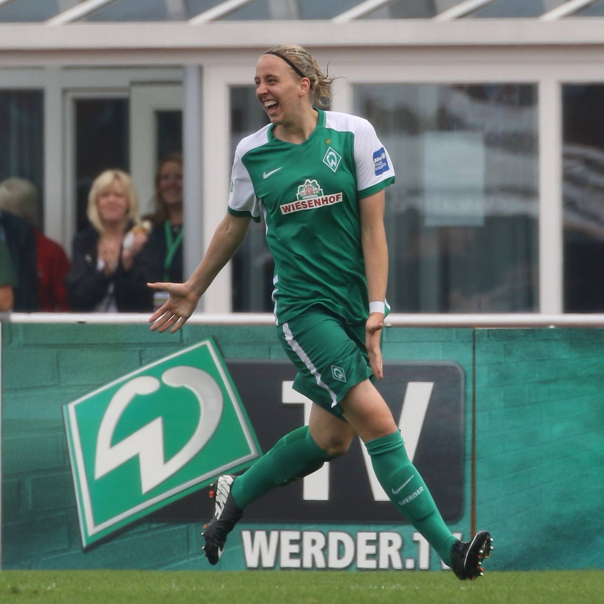 werderfrauen's tweet photo. 2⃣.7⃣9⃣3⃣ Tage liegen zwischen den beiden Fotos. Oder eben 98 weitere #DieLiga-Spiele für Katharina #Schiechtl.
Unser Nummer 9️⃣ feierte gestern nicht nur ihr Comeback, sondern auch ihren 100. Bundesligaeinsatz 👉 https://t.co/QpnSHT9Xwt
#Werderfrauen | #Werder https://t.co/FVVnbgc6kz
