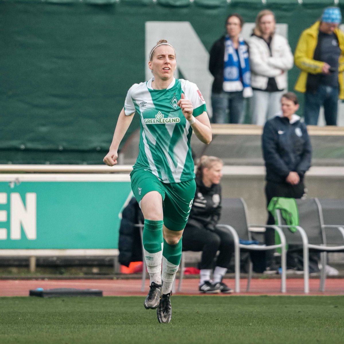 werderfrauen's tweet photo. 2⃣.7⃣9⃣3⃣ Tage liegen zwischen den beiden Fotos. Oder eben 98 weitere #DieLiga-Spiele für Katharina #Schiechtl.
Unser Nummer 9️⃣ feierte gestern nicht nur ihr Comeback, sondern auch ihren 100. Bundesligaeinsatz 👉 https://t.co/QpnSHT9Xwt
#Werderfrauen | #Werder https://t.co/FVVnbgc6kz