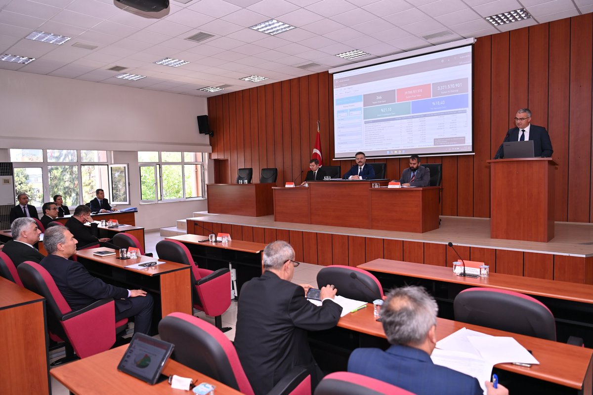 Valimiz Sayın Hüseyin Aksoy’un Başkanlığında İl Koordinasyon Kurulu Toplantısı gerçekleştirildi. Toplantıya Aydın Büyükşehir Belediye Başkanlığı, ADÜ Rektörlüğü, Kaymakamlar, İlçe Belediye Başkanları, Yatırımcı Bölge ve İl Müdürleri, Odalar ve STK'lar katıldı