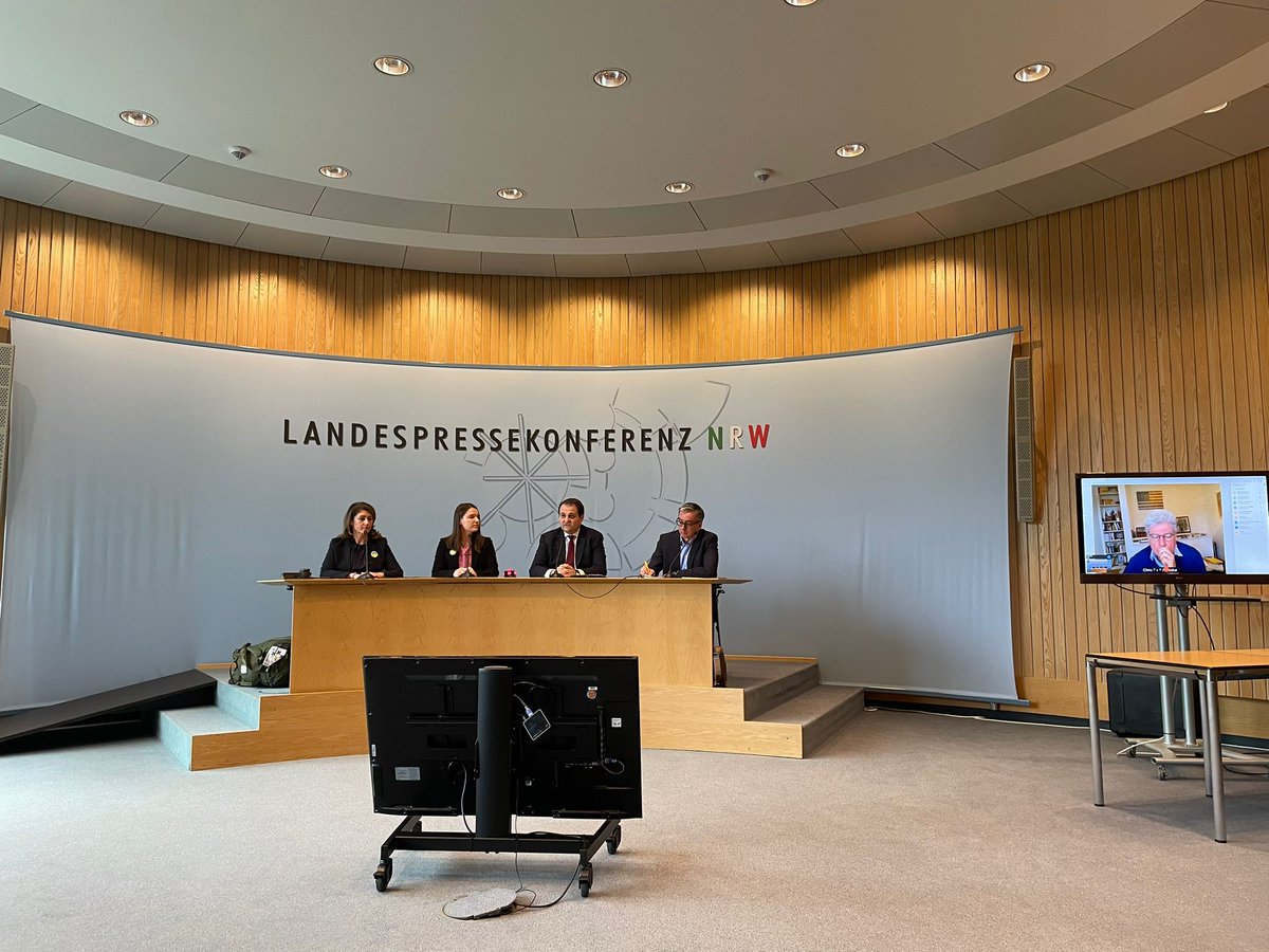 Unsere Vorsitzende @Linda_blaugelb und Geschäftsführerin @JuliaChenusha berichten auf der Landespressekonferenz mit Europaminister @n_liminski in Düsseldorf über das humanitäre, kulturelle und politische Engagement des Vereins im Jahr 2022 und die geplanten Initiativen für 2023.