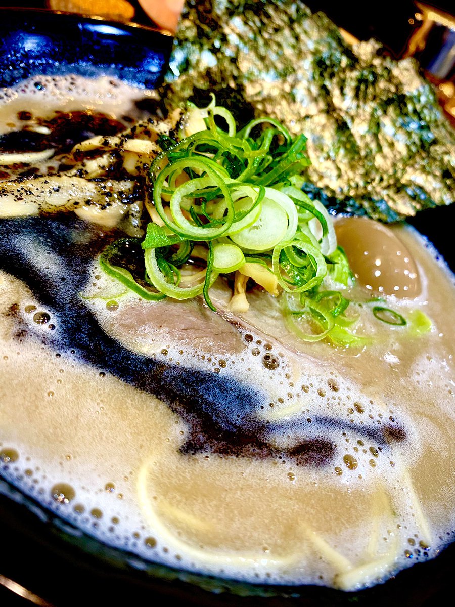 はせがわ通信(公式)
AMA ＋N
「美しい鰭(ラーメン)」By．ハセッツ
流れるまんま　流されたら 出し抜こうか　美しい(うまろやかな)鰭(ラーメン)で 離される時も見失わず　君(はせがわ)を想えるように #うまろやか ♡
今日もご馳走様でした！
#特製ラーメンはせがわ
#ラーメン
#豚骨
#新所沢