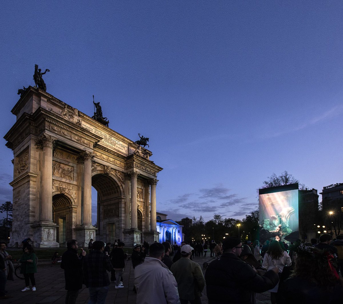 Yesterday was awesome!!

“Haunting Beauty” in front of Arco della Pace” in Milan.

Thank you ⁦<a href="/ReasonedArt/">Reasoned Art</a>⁩  for the great opportunity!