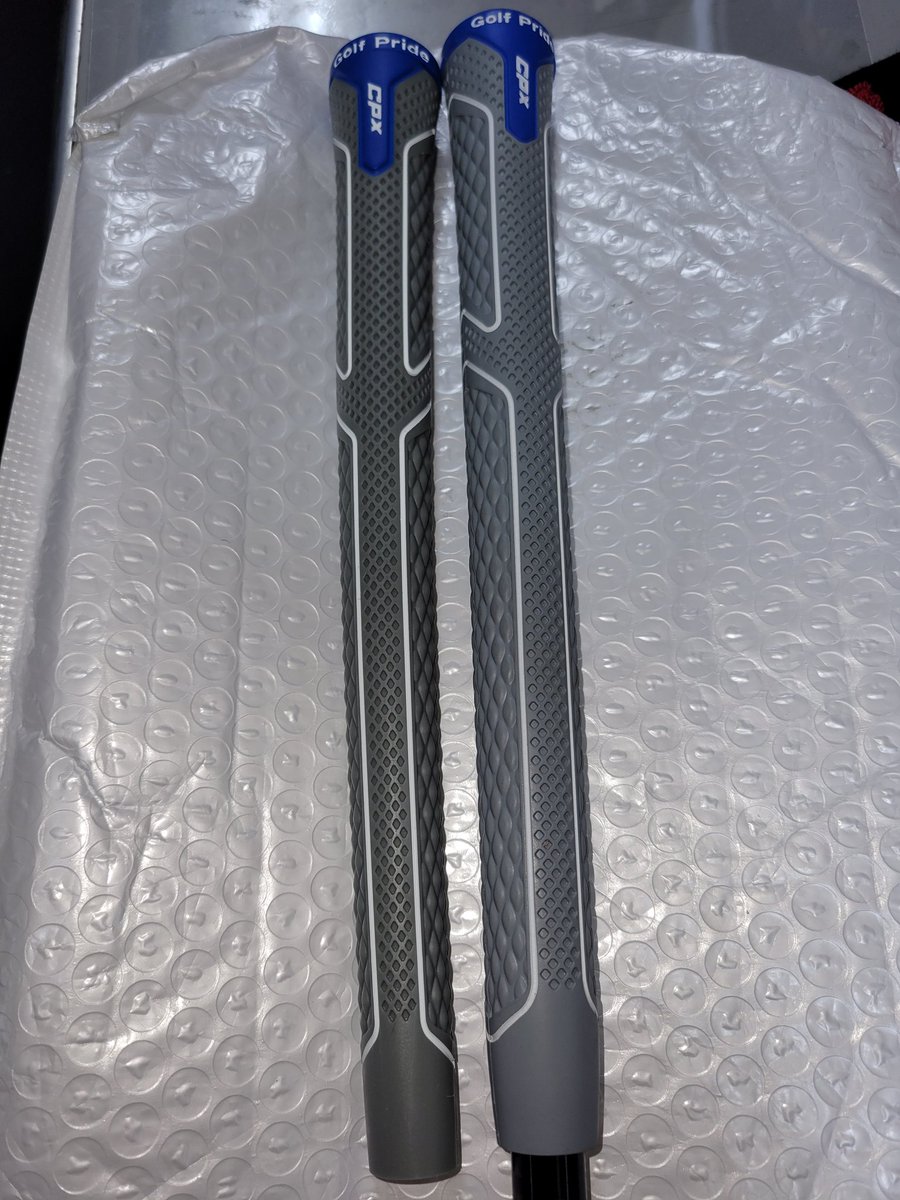 BrosisClub's tweet photo. 楽天の最安値のショップで買ったGolf Prideのグリップが今日届いたのですが‥
開封と同時に灯油のような臭いがしたんで‥怪しいと思い既にドライバーに挿して��る正規品と比べてみたら色が濃い！
これ偽物？楽天のショップでも偽物扱うのかしら？ https://t.co/Zxk5yz0Z4o