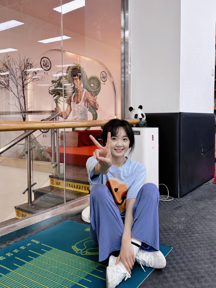 EntTofu's tweet photo. #LuXiaoyu updates photos with casual outfit on her Weibo :"💙💙 Xiao Lu come on 💪💪💪"

#RainLu #吕小雨
Source:https://t.co/0vc3wcdE4f https://t.co/OVlgEYSuuS