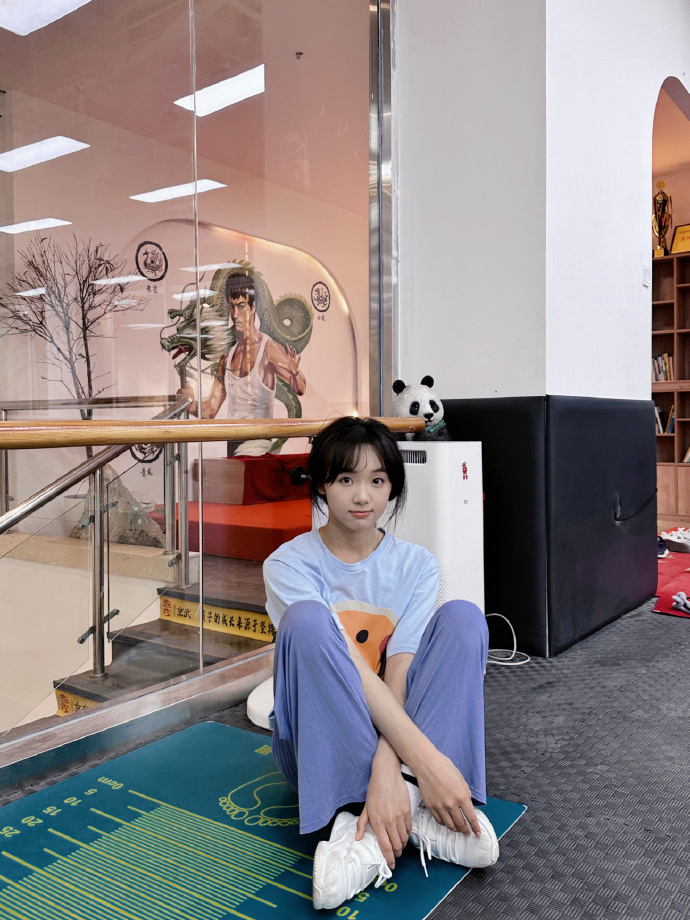 EntTofu's tweet photo. #LuXiaoyu updates photos with casual outfit on her Weibo :"💙💙 Xiao Lu come on 💪💪💪"

#RainLu #吕小雨
Source:https://t.co/0vc3wcdE4f https://t.co/OVlgEYSuuS