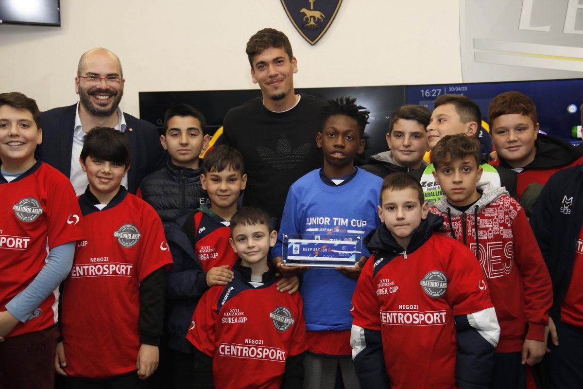 DemonEventi's tweet photo. RT @TIM_Official: Emozioni e sorrisi per i giovani dell'Oratorio di Cavallino che, grazie alla #JuniorTIMCup e TIM, @CSInazionale e @SerieA, hanno goduto di una conferenza stampa unica al "Via del Mare". Con Joan González dell'@OfficialUSLecce i ragazzi … https://t.co/JsXNxXzEAn
