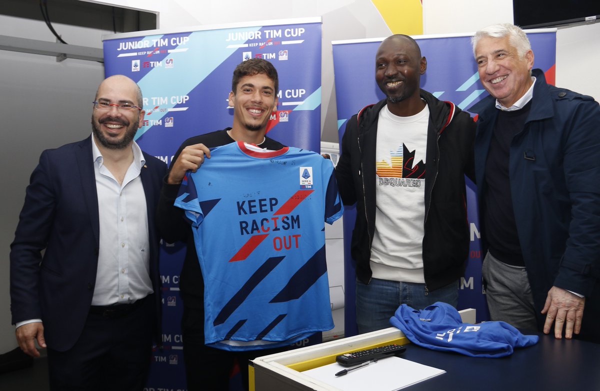 DemonEventi's tweet photo. RT @TIM_Official: Emozioni e sorrisi per i giovani dell'Oratorio di Cavallino che, grazie alla #JuniorTIMCup e TIM, @CSInazionale e @SerieA, hanno goduto di una conferenza stampa unica al "Via del Mare". Con Joan González dell'@OfficialUSLecce i ragazzi … https://t.co/JsXNxXzEAn