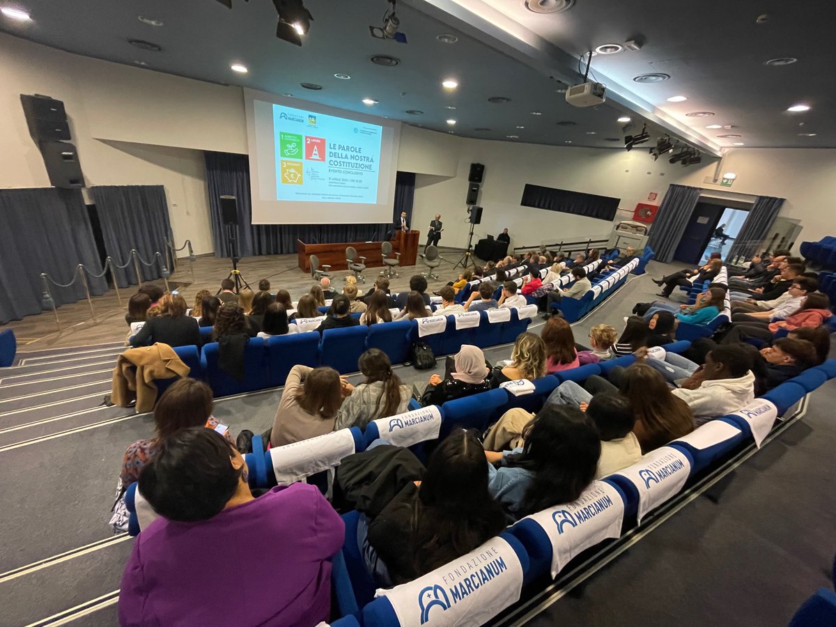 FMarcianum's tweet photo. Una settimana fa: premiazione concorso Le Parole della Nostra Costituzione con #robertocrosta #telmopievani #vincenzomarinese #robertopapetti Direttore di @Gazzettino.
Evento con @RegioneVeneto e compartecipazione @camcomVeRo.
Tanti studenti e #speranza con a base la #costiuzione https://t.co/ikeLJqeIKd