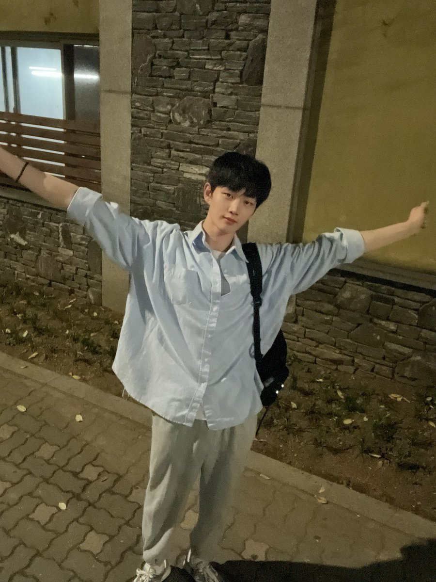 Salt2020Sugar's tweet photo. 230424 #周昌煜 #昌煜

凌晨下班路照片一張？兩張？

🌱🌱

我把手���擺在樹上自己拍來玩的

翻譯/ 미래 

..........

根本大學學長樣😍😍😍😍😍

#드리핀 #DRIPPIN #주창욱 
#SEVEN_SINS https://t.co/JzI59NiswE