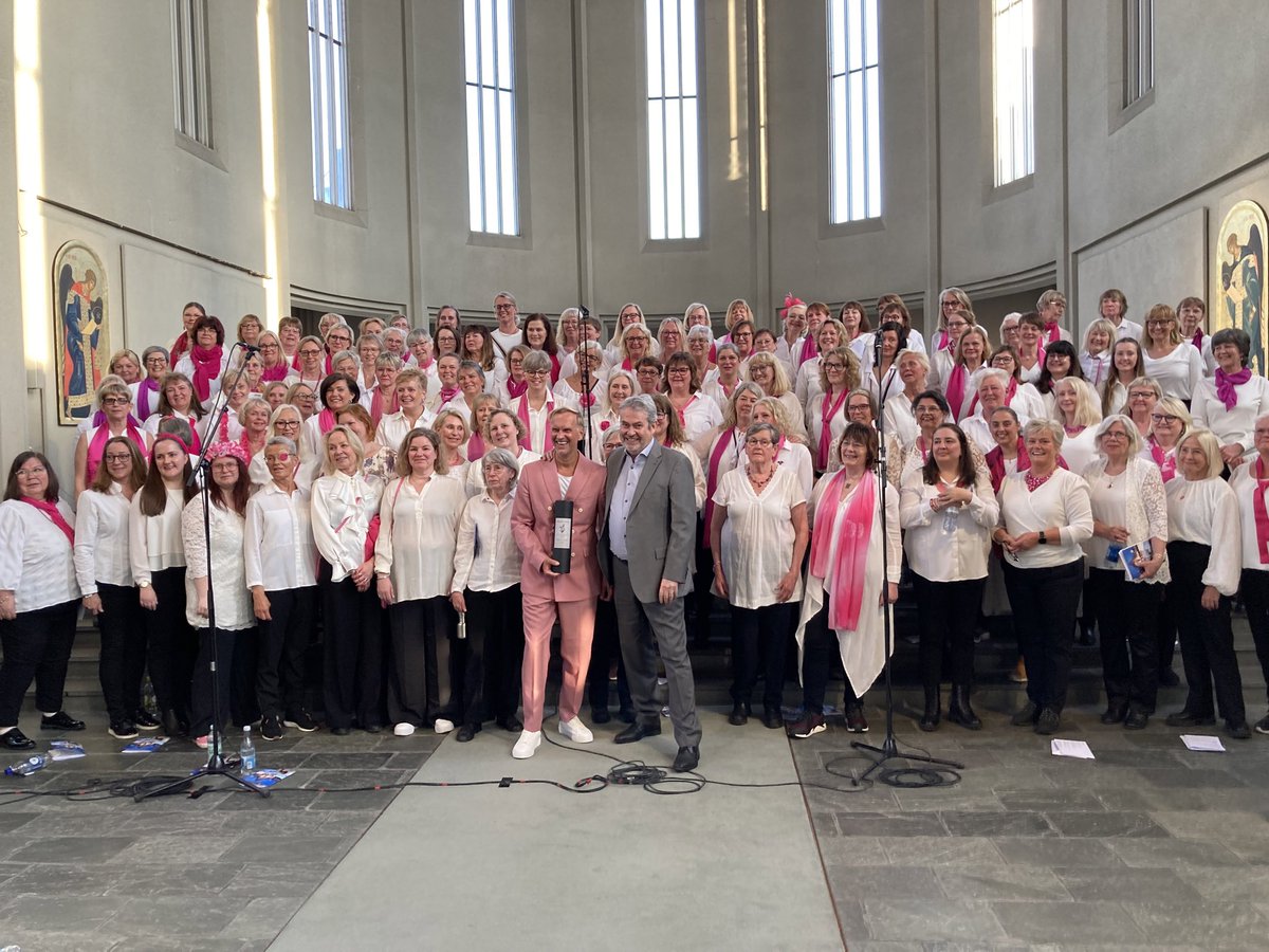 An unforgetable evening with the 🇸🇪 choir #HappyVoices and 🇮🇸#FriðrikÓmar at #Hallgrímskirkja. Full of positive energy. Thanks to #GabrielForss, Director &amp; Conductor, who inspired us all. A pleasure to present a gift from Iceland, the #Solander250 Bréf frá Íslandi to the choir.